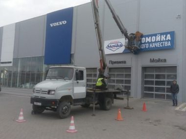 Монтаж рекламного баннера на здание автосалона VOLVO